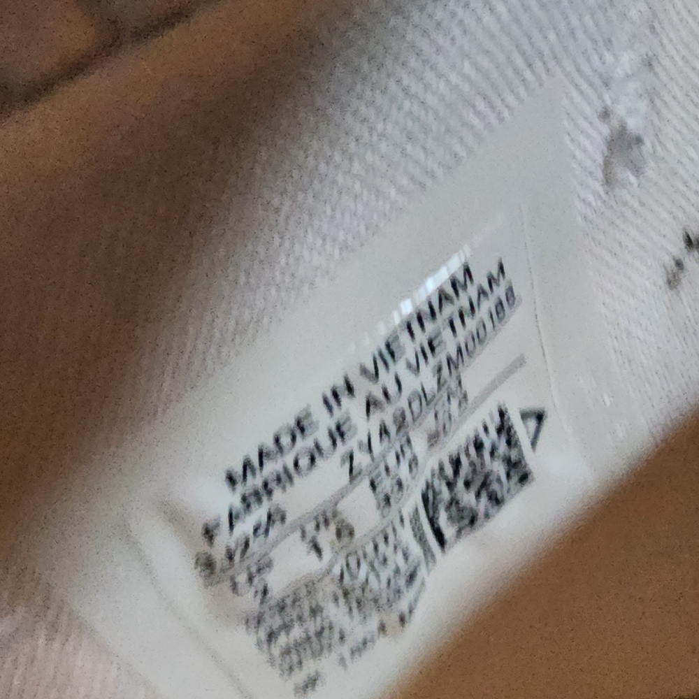 KIDS CHUCK TAYLORS WHITE SIZE 2